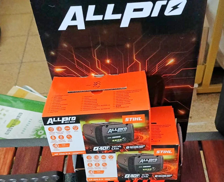 Le batterie Stihl AP nelle confezioni, sotto il cartello AllPro