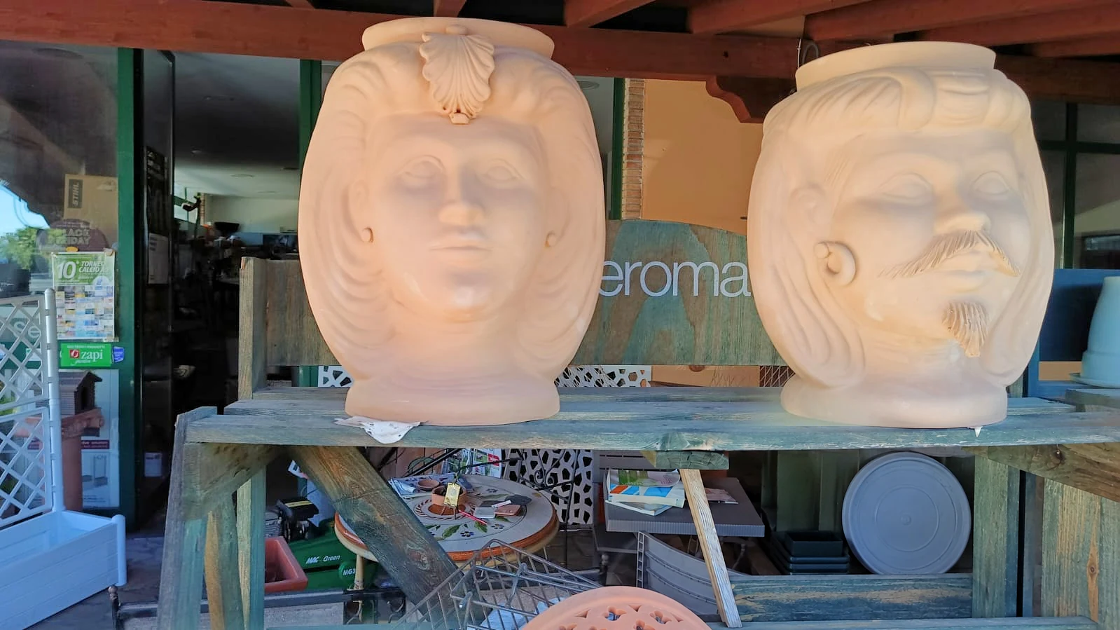 Due teste di moro in terracotta grezza esposte in negozio