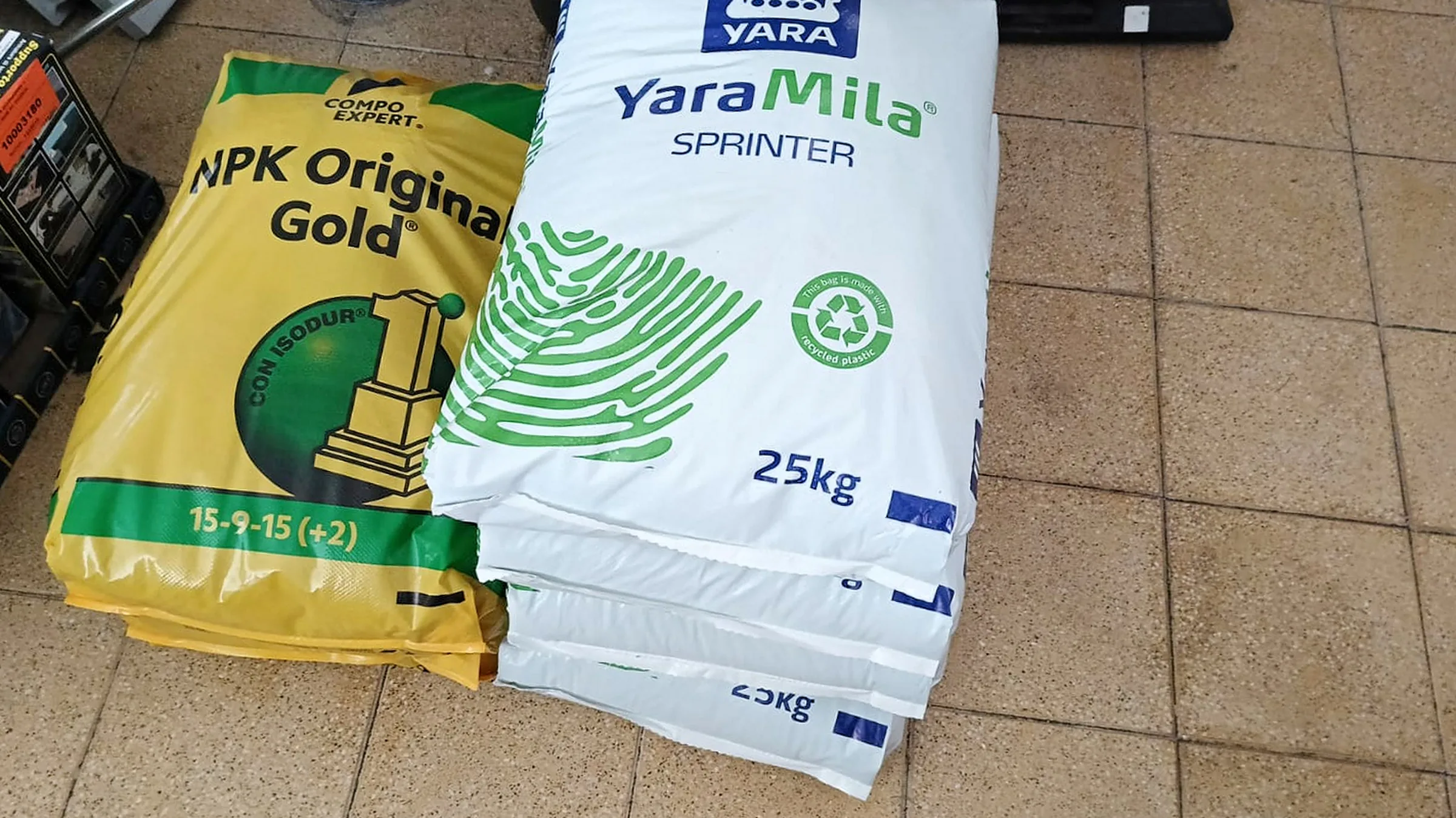 Sacchi di concime Compo e Yara in negozio