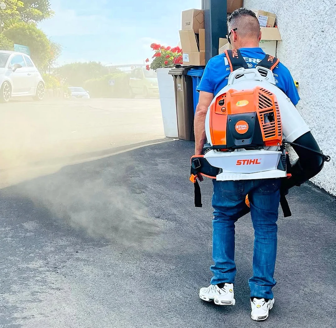 Un soffiatore a spalla Stihl in azione davanti al negozio