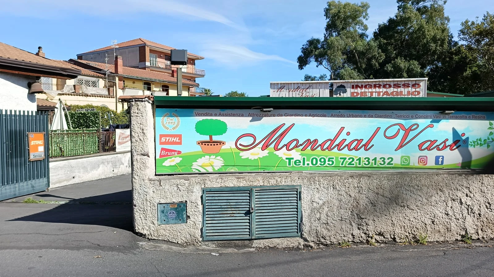 L'insegna di Mondial Vasi sul muro dell'ingresso, di giorno