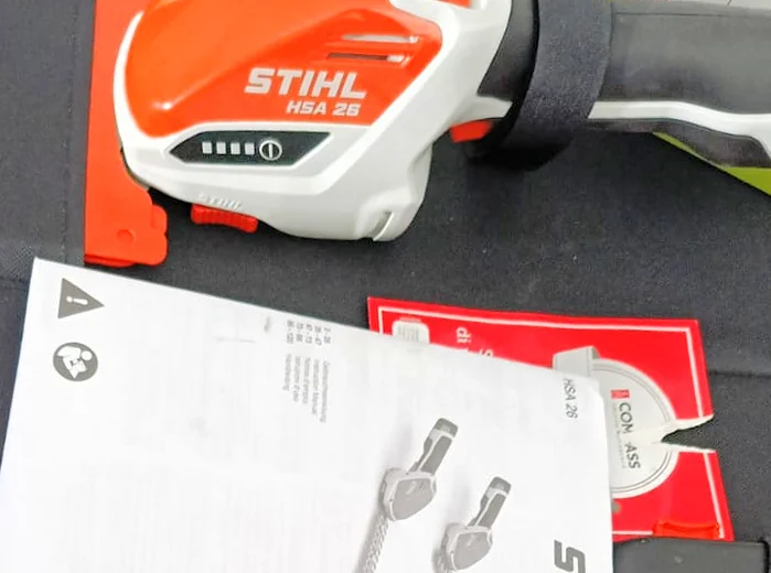 Cesoia a batteria Stihl HSA 26 nella sua borsa