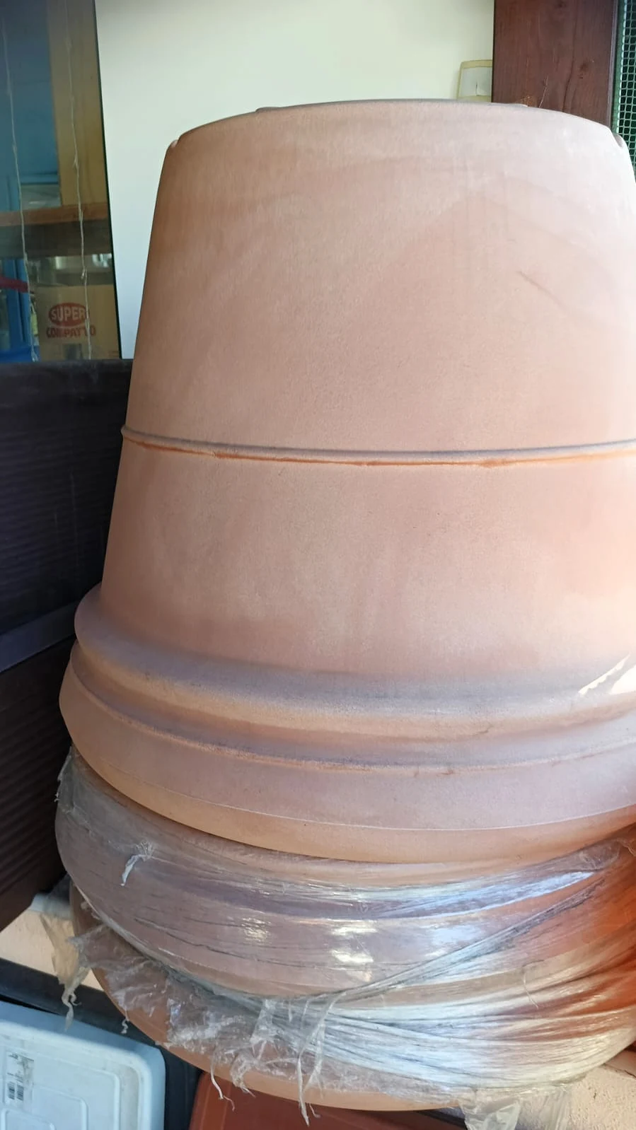 Grandi vasi in terracotta impilati