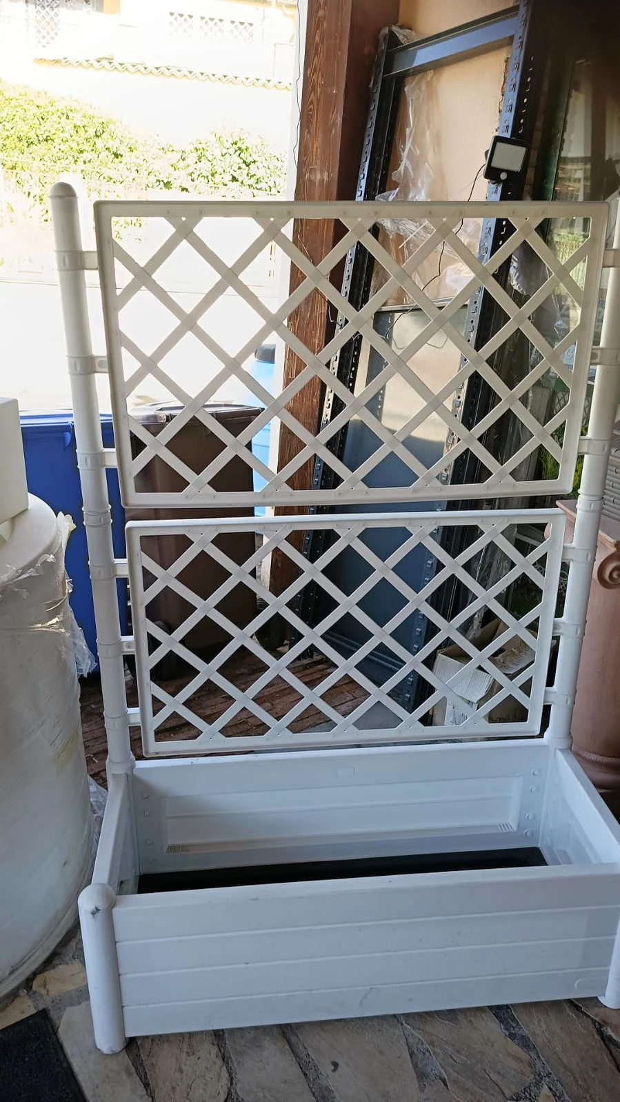 Fioriera bianca con grigliato