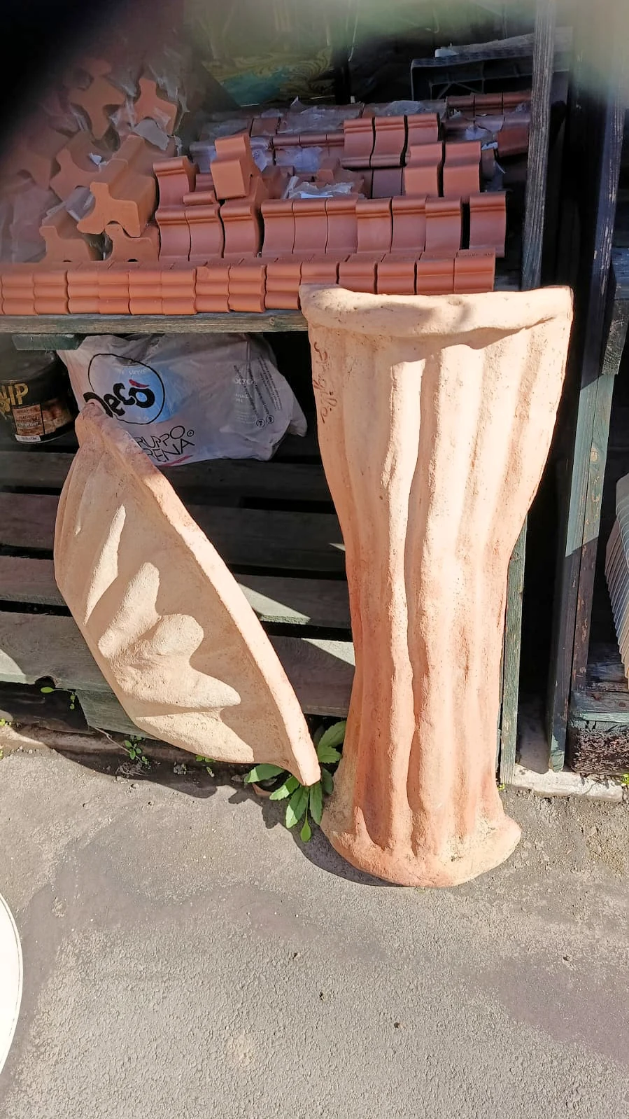 Un vaso alto a coste in terracotta
