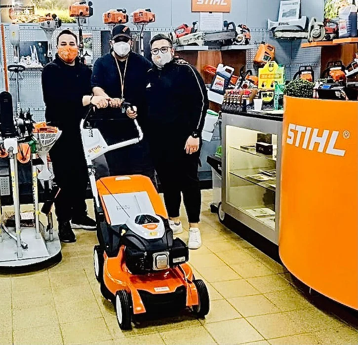Il banco Stihl del negozio, con un tosaerba in esposizione