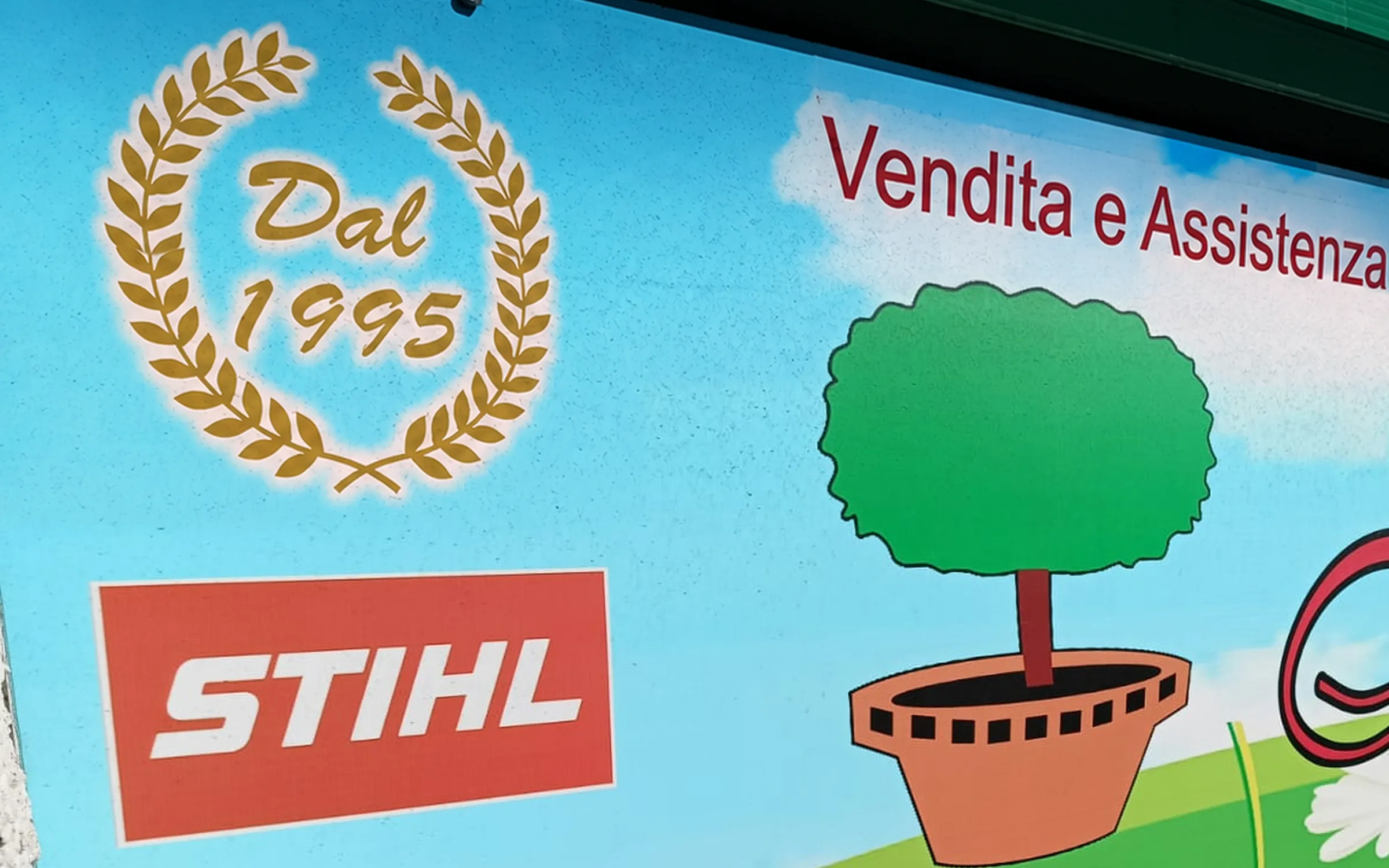 Il dettaglio dell'insegna: la corona d'alloro con il 1995 e il marchio Stihl