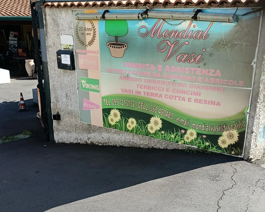 L'ingresso del negozio con l'insegna Mondial Vasi, di giorno