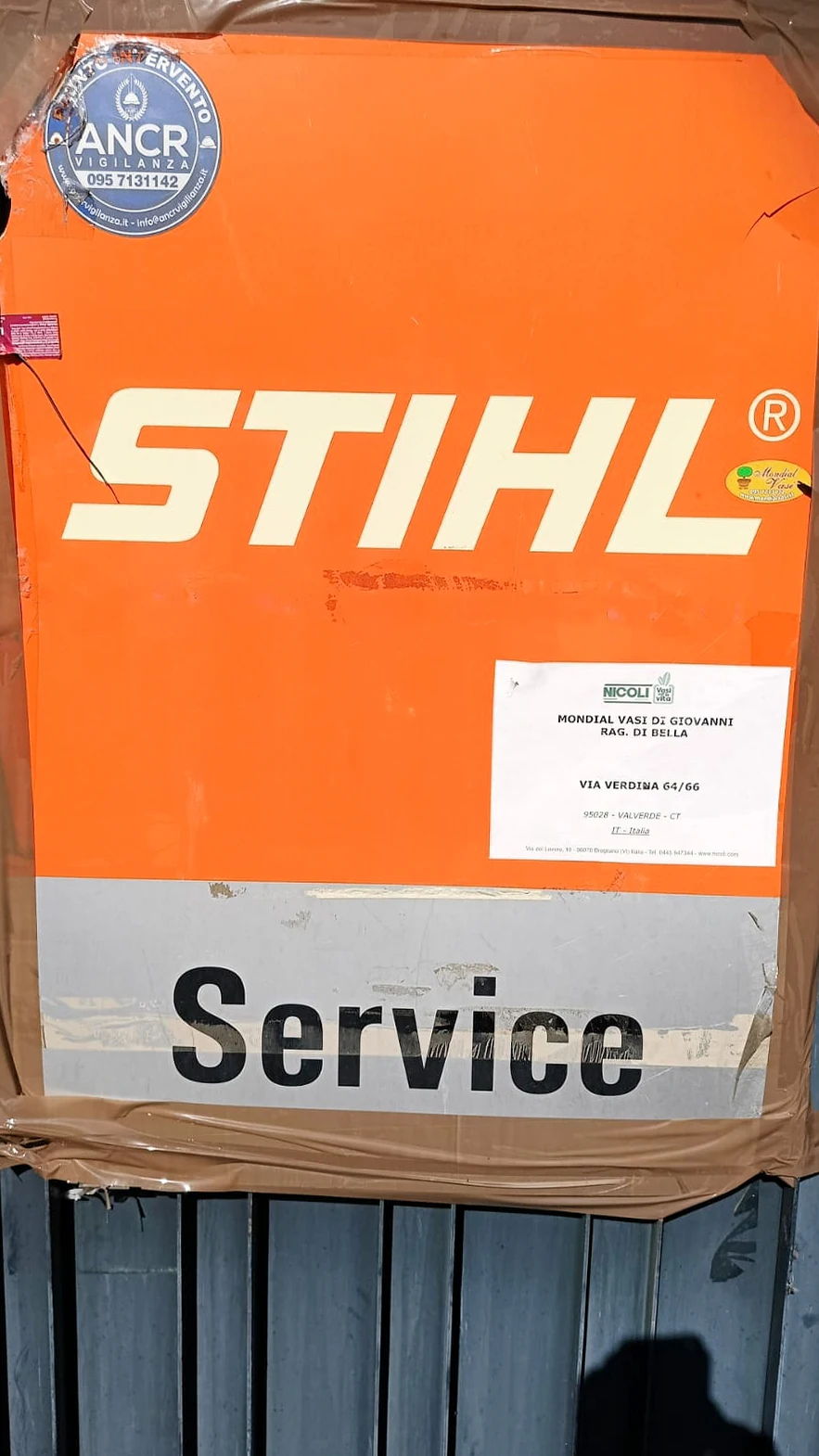 Il cartello Stihl Service sul cancello di Via Verdina 64/66