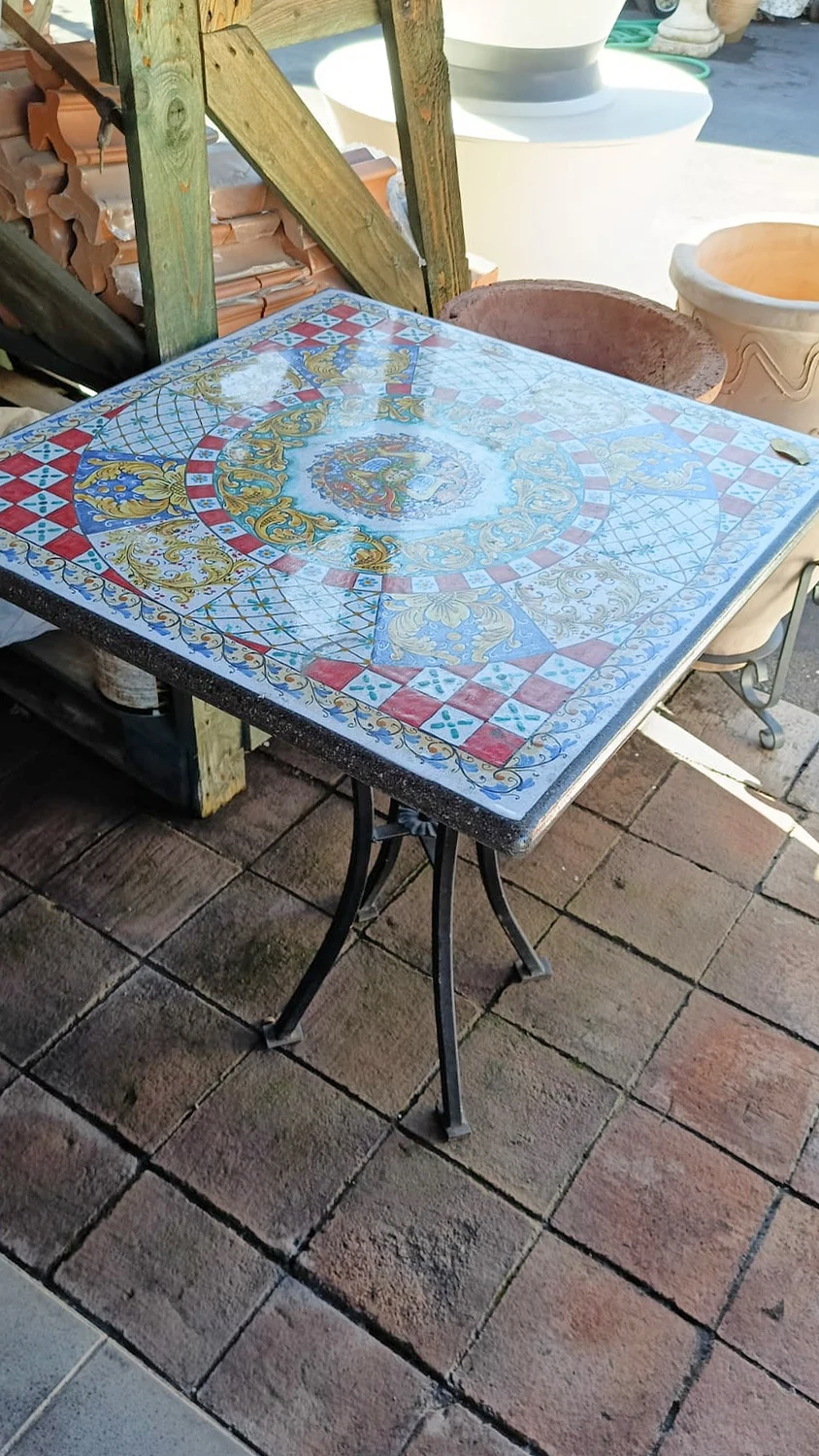 Tavolo in ceramica decorata con le gambe in ferro