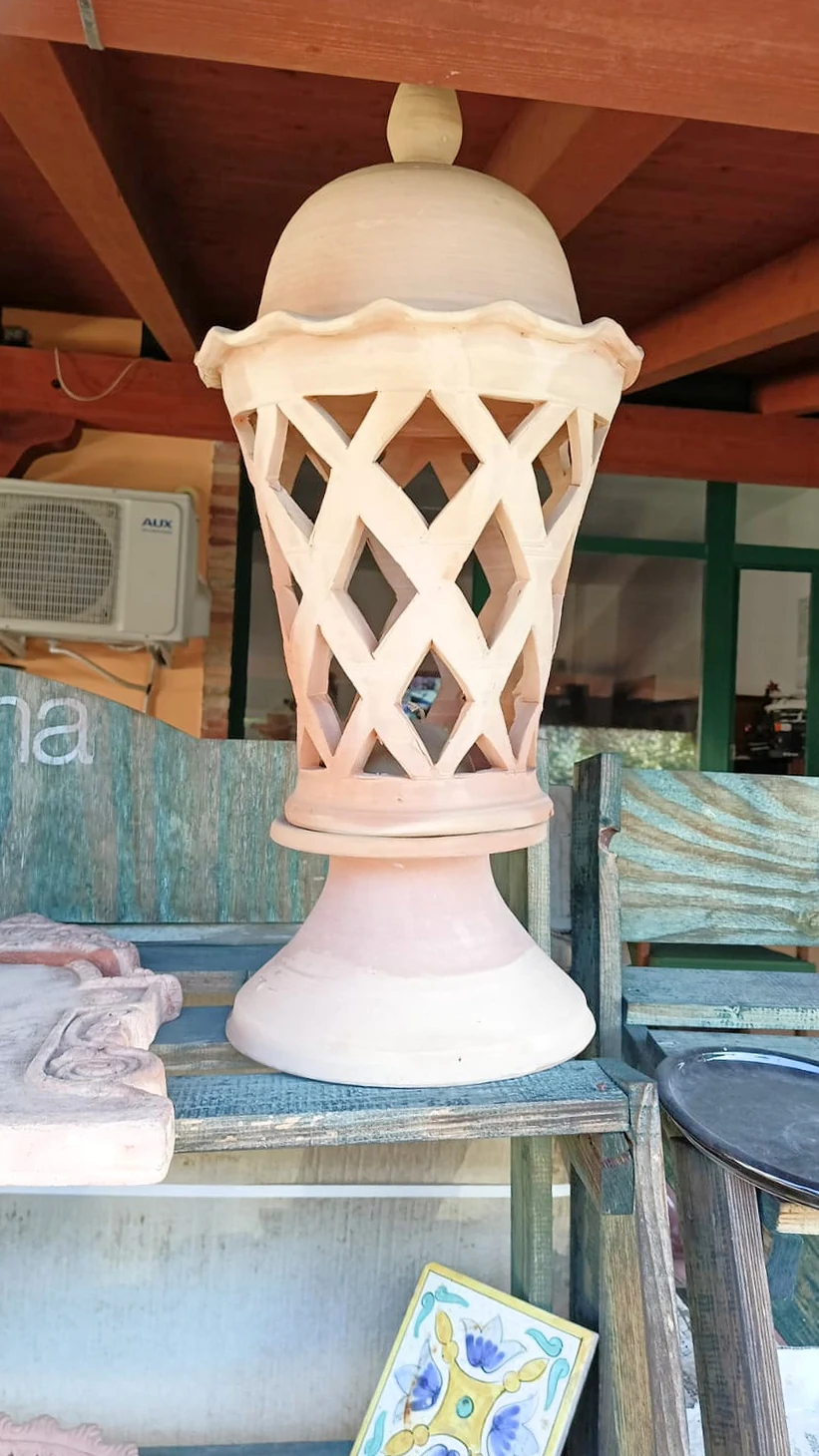 Lanterna in terracotta traforata