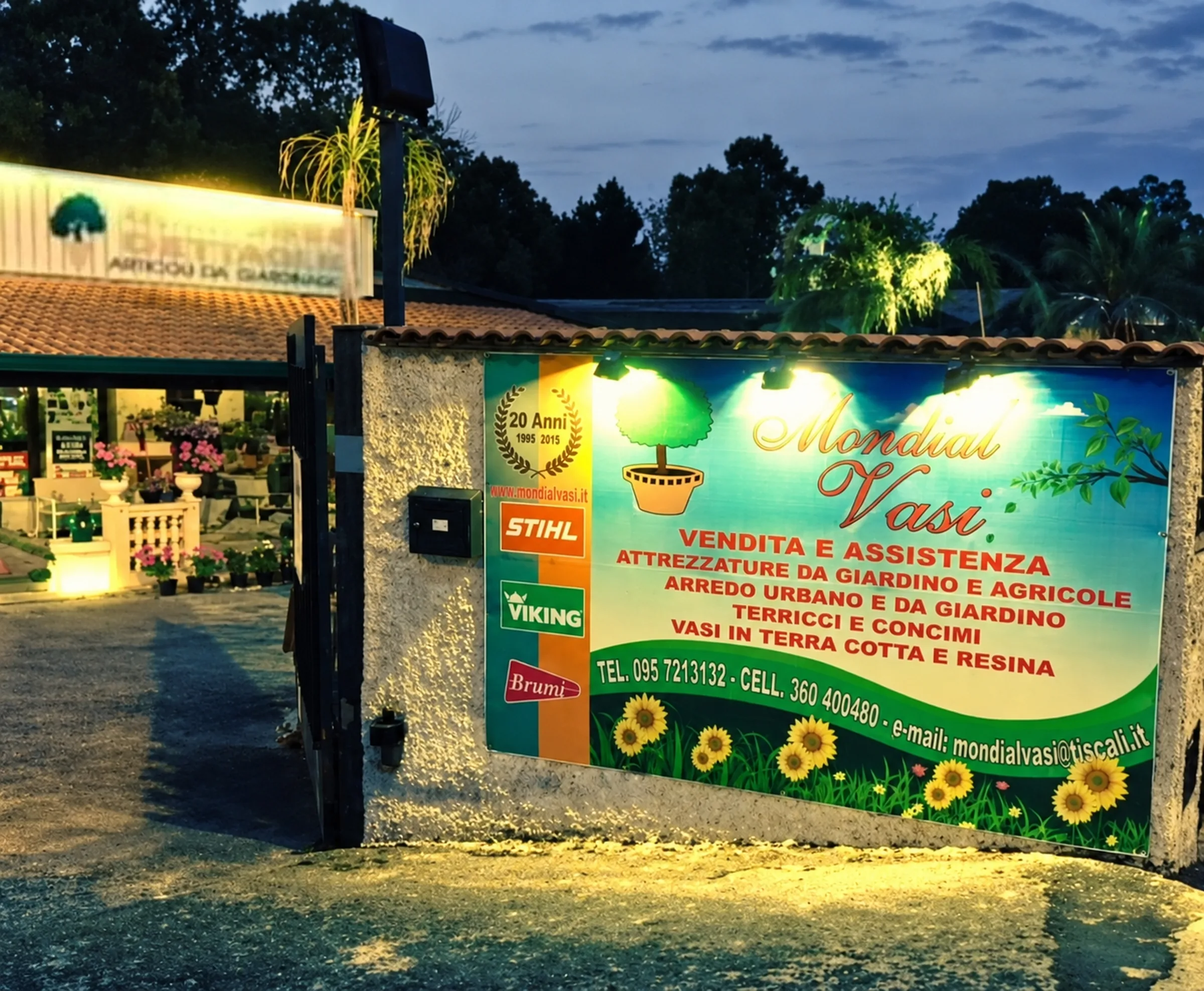 L’insegna di Mondial Vasi illuminata di sera, in Via Verdina a Valverde