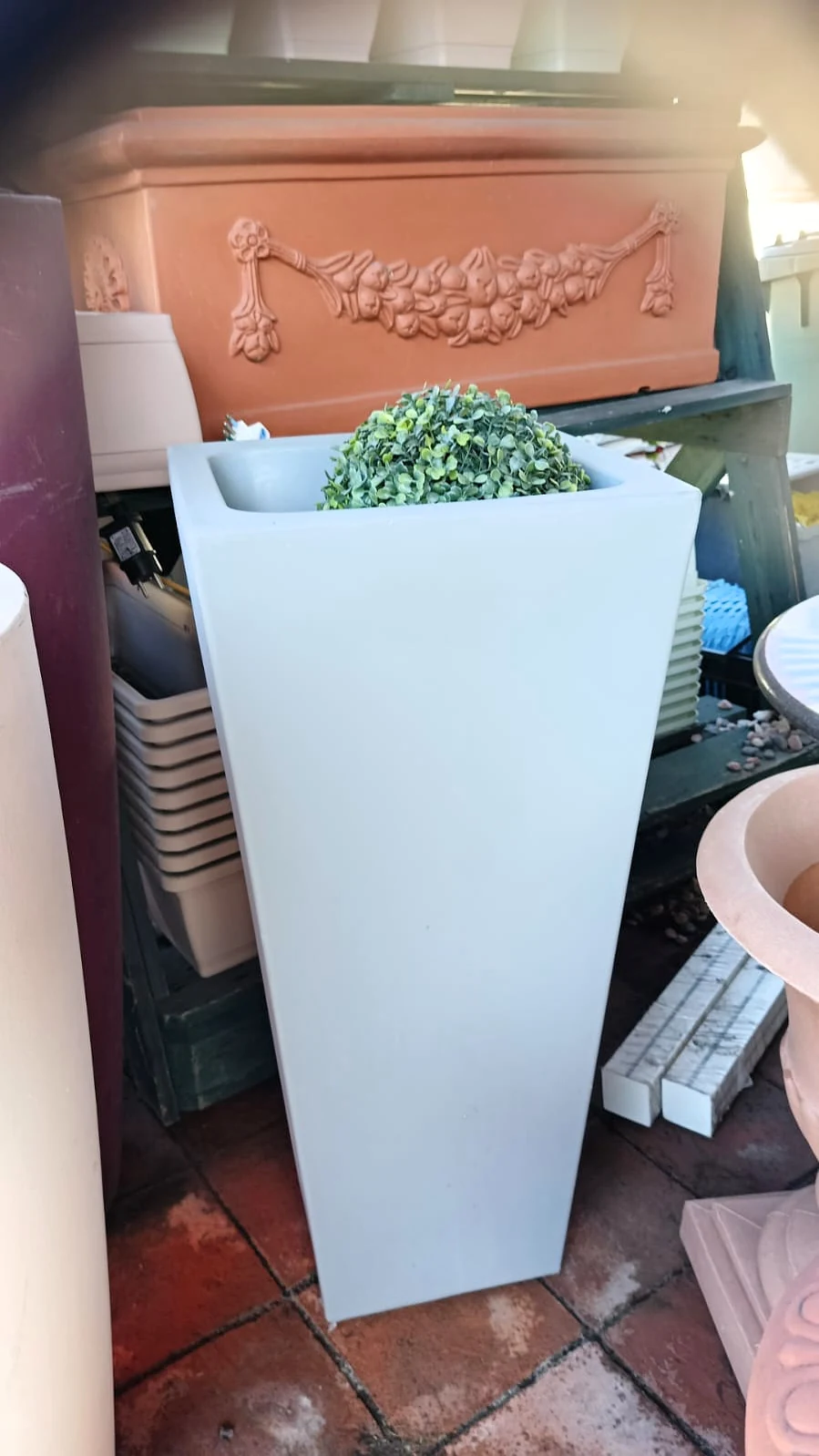 Fioriera in terracotta con festoni e vaso alto in resina bianca