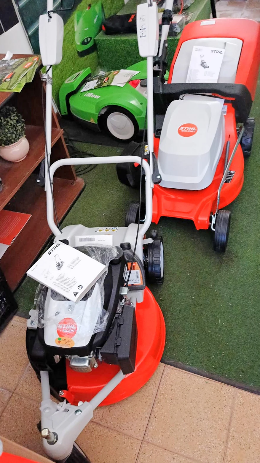Due tosaerba Stihl sul prato sintetico del negozio
