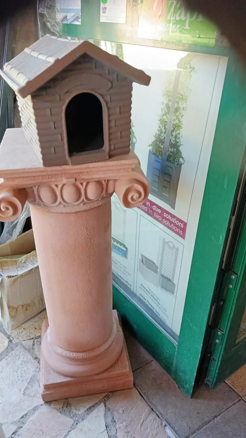 Casetta in terracotta su una colonna ionica