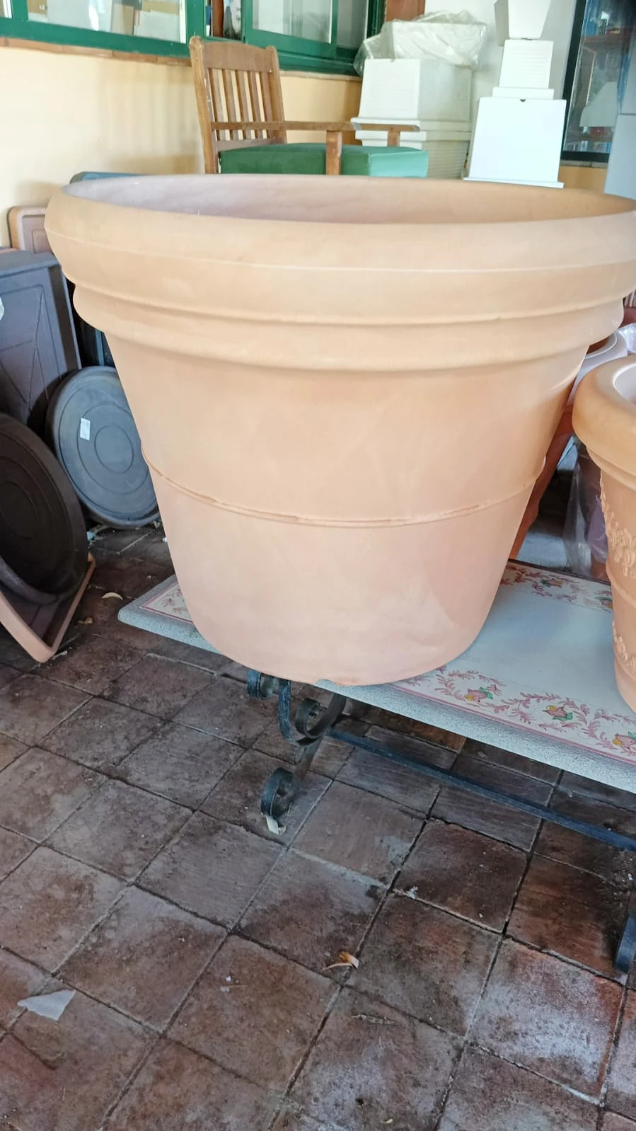 Grande vaso in terracotta su un tavolo in ferro