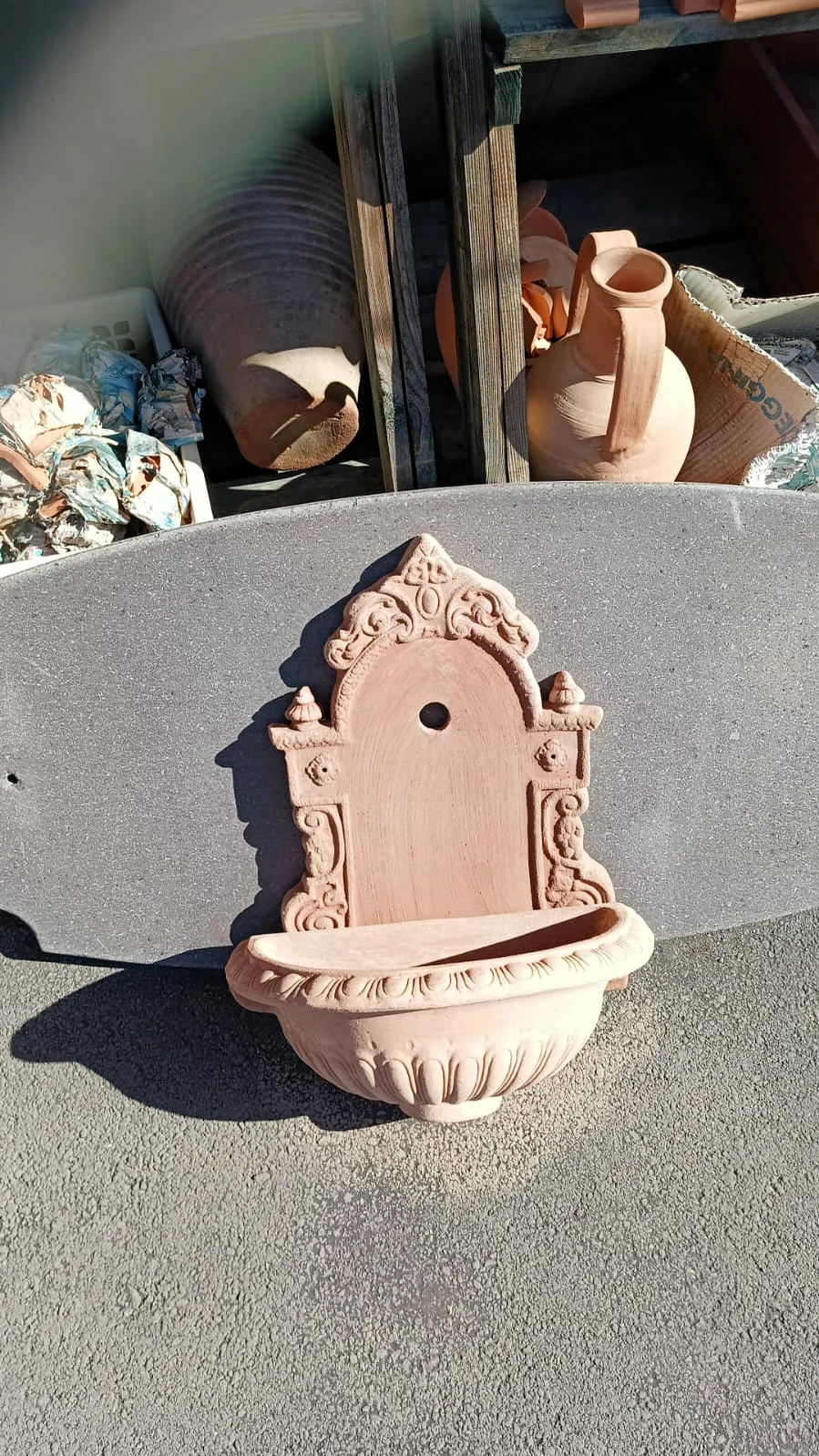 Fontana da muro in terracotta decorata